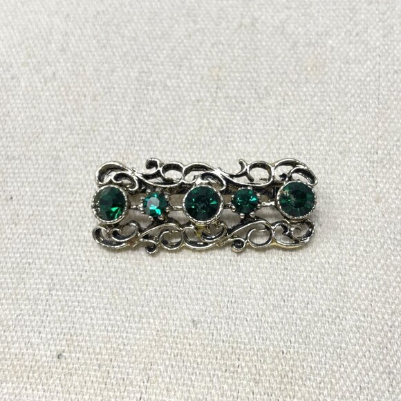 Filigree Brooch Green Faceted Glass Stones Ornate Scroll Old Money Vintage SIlve - Picture 1 of 9